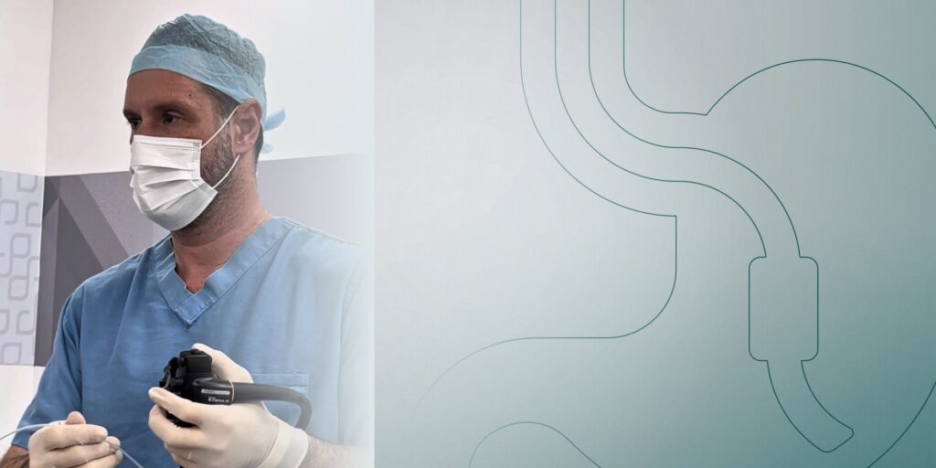 Dr. Sérgio Barrichello segurando um endoscópio durante procedimento de gastroplastia endoscópica